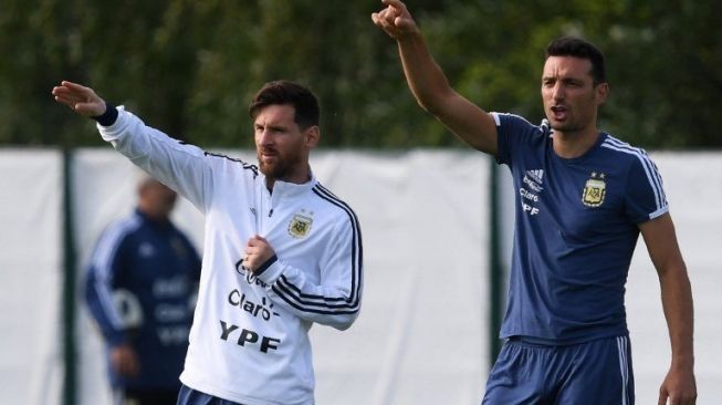 Lionel Scaloni (kanan) saat masih menjadi asisten pelatih timnas Argentina memimpin sesi latihan Lionel Messi dan kawan -kawan di Rusia. Francisco LEONG / AFP
