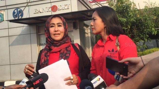 Tessa Mariska (berkerudung) melaporkan Ely Sugigi dalam kasus penipuan di Polda Metro Jaya. (Sumarni/Suara.com)