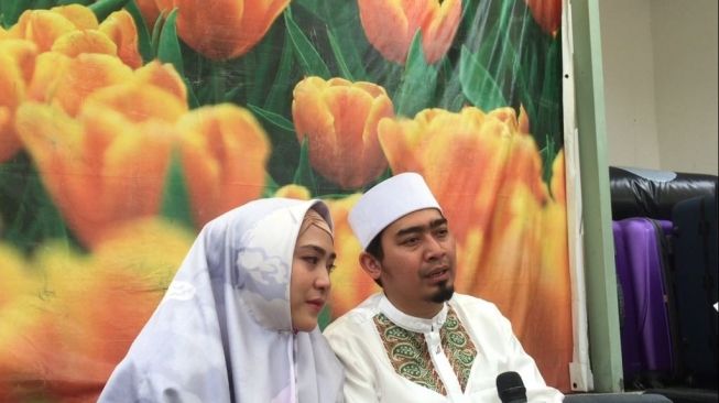 Ustaz Solmed dan April Jasmine ditemui di kediamannya di Kebon Jeruk, Jakarta Barat, Sabtu (4/8/2018).