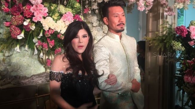 Denny Sumargo dan calon istri, Dita Soedarjo. (Sumarni/Suara.com)