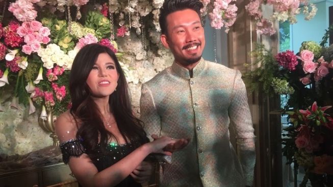 Denny Sumargo dan calon istri, Dita Soedarjo. (Sumarni/Suara.com)