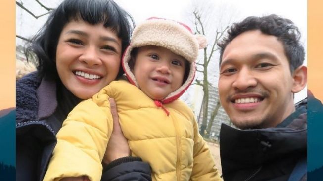 Andien bersama suami dan putranya. (Instagram)