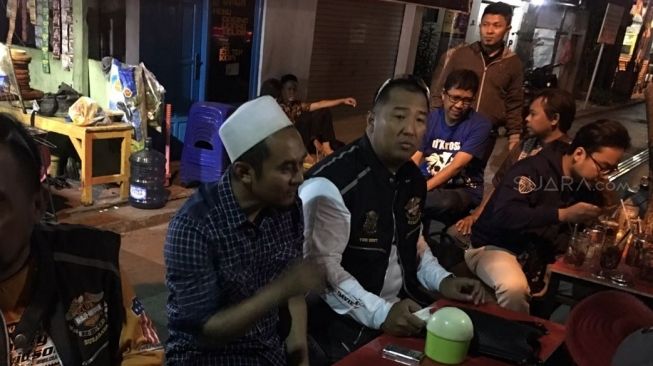 Silaturahmi yang dilakukan HDCI Surabaya di angkringan Faisal Yasir Arifin juga menunjukkan, jalan adalah milik bersama [Suara.com/Achmad Ali].