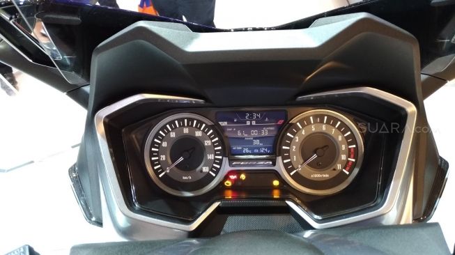 Tampilan speedometer Honda Forza dalam GIIAS 2018 [Suara.com/Manuel Jeghesta Nainggolan].