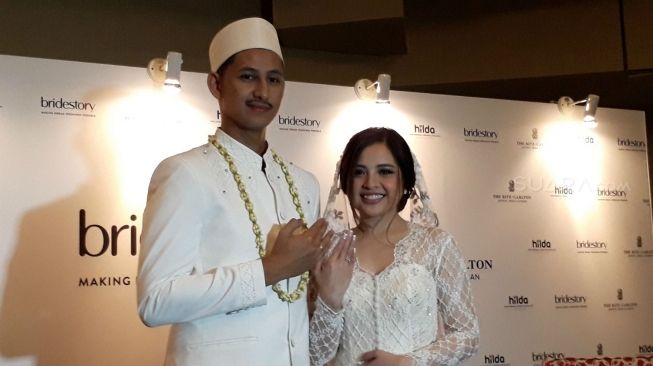 Tasya Kamila dan Randi Bachtiar menggelar jumpa pers usai akad nikah di Hotel Ritz Carlton, Mega Kuningan, Jakarta Selatan, Minggu (5/8/2018). (Suara.com/Ismail)