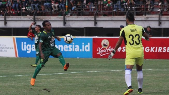 Suasana laga Persebaya vs Persela Lamongan di Stadion Gelora Bung Tomo, Minggu (5/8/2018) [Suara.com / Dimas ANGGA]