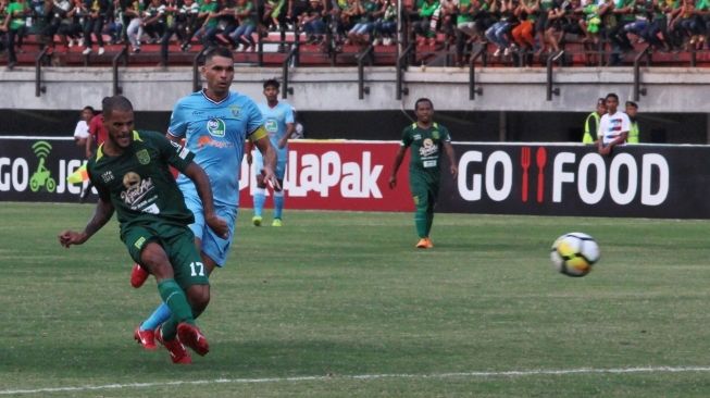 Suasana laga Persebaya vs Persela Lamongan di Stadion Gelora Bung Tomo, Minggu (5/8/2018) [Suara.com / Dimas ANGGA]