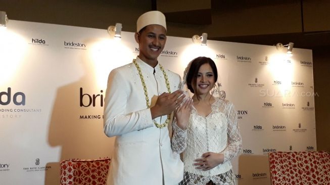 Tasya Kamila dan Randi Bachtiar menggelar jumpa pers usai akad nikah di Hotel Ritz Carlton, Mega Kuningan, Jakarta Selatan, Minggu (5/8/2018). (Suara.com/Ismail)