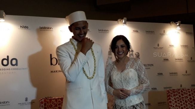 Tasya Kamila dan Randi Bachtiar menggelar jumpa pers usai akad nikah di Hotel Ritz Carlton, Mega Kuningan, Jakarta Selatan, Minggu (5/8/2018). (Suara.com/Ismail)