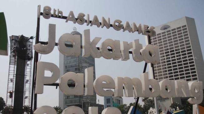 Pekerja membersihkan Monumen Selamat Datang di Bundaran Hotel Indonesia, Jakarta, Minggu (5/8). Perawatan tersebut dilakukan untuk menjaga agar monumen tetap bersih dan menyambut perhelatan Asian Games 2018 yang akan berlangsung pertengahan Agustus bulan ini. [suara.com/Muhaimin A Untung]