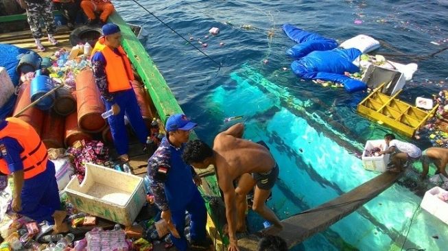 Kapal Bermuatan Sembako Karam di Perairan Bajoe, 4 Selamat