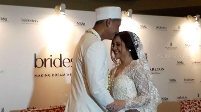 Tasya Kamila dan Randi Bachtiar menggelar jumpa pers usai akad nikah di Hotel Ritz Carlton, Mega Kuningan, Jakarta Selatan, Minggu (5/8/2018). (Suara.com/Ismail)