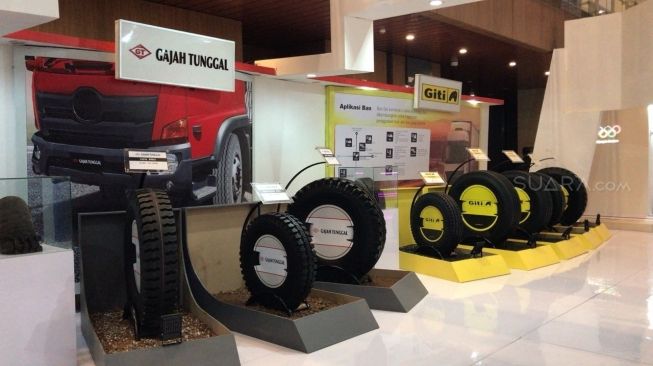 Booth PT Gajah Tunggal di GIIAS 2018, ICE BSD, Tangerang, Sabtu (4/8/2018). [Suara.com/Manuel Jeghesta]