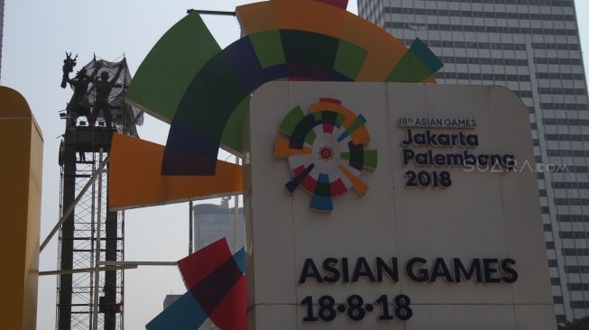 Pekerja membersihkan Monumen Selamat Datang di Bundaran Hotel Indonesia, Jakarta, Minggu (5/8). Perawatan tersebut dilakukan untuk menjaga agar monumen tetap bersih dan menyambut perhelatan Asian Games 2018 yang akan berlangsung pertengahan Agustus bulan ini. [suara.com/Muhaimin A Untung]