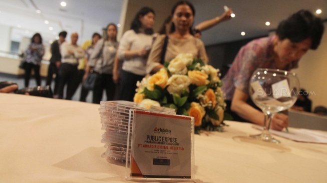 Antrean undangan dan peminat di acara Public Expose Penawaran Umum Perdana (IPO) Saham PT Arkadia Digital Media Tbk di Hotel Century Park, Jakarta, Senin (6/8/2018). [Suara.com/Muhaimin A Untung]