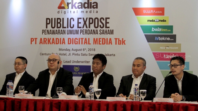 Jajaran Komisaris dan Direktur PT Arkadia Digital Media Tbk bersama pihak PT Danatama Makmur Sekuritas memberikan keterangan saat Public Expose Penawaran Umum Perdana (IPO) Saham PT Arkadia Digital Media Tbk di Hotel Century Park, Jakarta, Senin (6/8/2018). [Suara.com/Muhaimin A Untung]