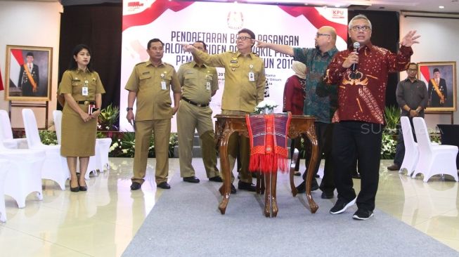 Ketua Komisi Pemilihan Umum (KPU) Arief Budiman memberikan penjelasan kepada Menteri Dalam Negeri Tjahjo Kumolo saat memantau proses pendaftaran Calon Presiden (Capres) dan Calon Wakil Presiden (Cawapres) dalam Pemilu Presiden 2019 di kantor KPU Pusat, Jakarta, Senin (6/8). KPU membuka pendaftaran Calon Presiden dan Calon Wakil Presiden mulai tanggal 4-10 Agustus 2018.[Suara.com/Oke Dwi Atmaja]