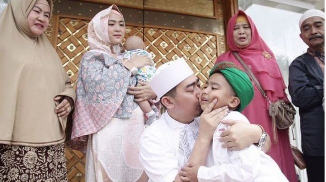 Ustadz Solmed nangis saat melepas anaknya, Sultan yang berusia 5 tahun dan akan masuk pesantren. (Instagram)