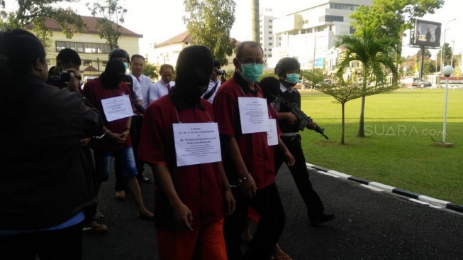 Polda Sumsel menggelar konferensi pers penguakan peredan sabu dari dalam Lapas Mata Merah, Palembang, yang dilakukan napi Herman (53), dengan mengerahkan kedua anaknya sebagai kurir, di halaman Mapolda Sumsel, Senin (6/8/2018). [Suara.com/Andhiko Tungga Alam]