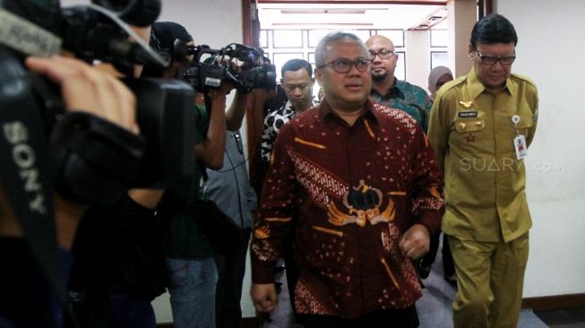 Ketua Komisi Pemilihan Umum (KPU) Arief Budiman memberikan penjelasan kepada Menteri Dalam Negeri Tjahjo Kumolo saat memantau proses pendaftaran Calon Presiden (Capres) dan Calon Wakil Presiden (Cawapres) dalam Pemilu Presiden 2019 di kantor KPU Pusat, Jakarta, Senin (6/8). KPU membuka pendaftaran Calon Presiden dan Calon Wakil Presiden mulai tanggal 4-10 Agustus 2018.[Suara.com/Oke Dwi Atmaja]