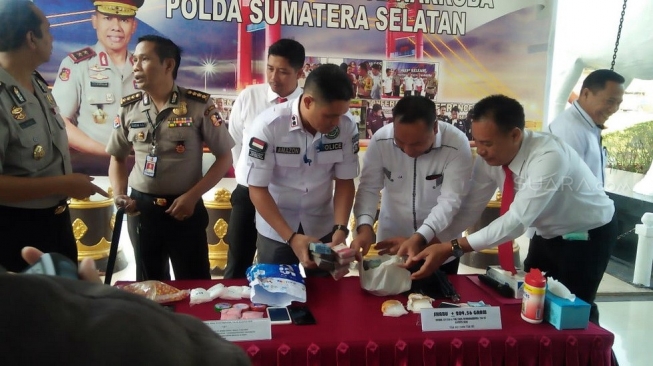 Polda Sumsel menggelar konferensi pers pengungkapkan kasus peredaran narkoba yang melibatkan dua napi dan oknum sipir Lapas Mata Merah, Palembang, di Mapolda Sumsel, Senin (8/6/2018). [Suara.com/Andhiko Tungga Alam]