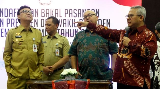 Ketua Komisi Pemilihan Umum (KPU) Arief Budiman memberikan penjelasan kepada Menteri Dalam Negeri Tjahjo Kumolo saat memantau proses pendaftaran Calon Presiden (Capres) dan Calon Wakil Presiden (Cawapres) dalam Pemilu Presiden 2019 di kantor KPU Pusat, Jakarta, Senin (6/8). KPU membuka pendaftaran Calon Presiden dan Calon Wakil Presiden mulai tanggal 4-10 Agustus 2018.[Suara.com/Oke Dwi Atmaja]