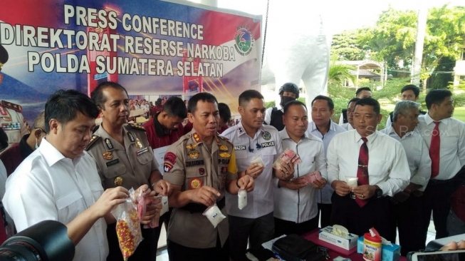 Polda Sumsel menggelar konferensi pers penguakan peredan sabu dari dalam Lapas Mata Merah, Palembang, yang dilakukan napi Herman (53), dengan mengerahkan kedua anaknya sebagai kurir, di halaman Mapolda Sumsel, Senin (6/8/2018). [Suara.com/Andhiko Tungga Alam]