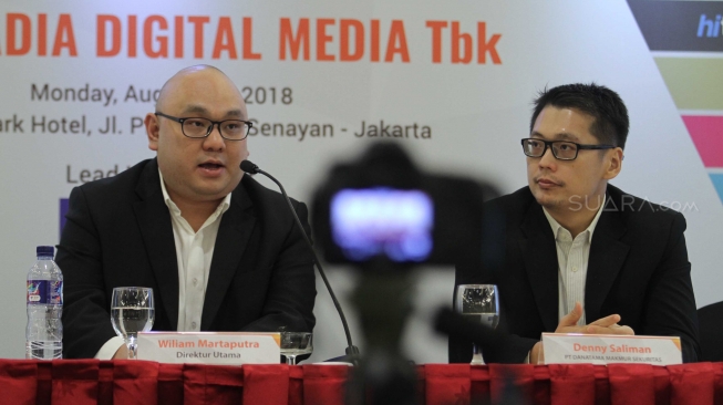 Direktur Utama PT Arkadia Digital Media Tbk William Martaputra dan VP Invesment Banking PT Danatama Makmur Sekuritas Denny Saliman saat memberi keterangan pers di acara Public Expose Penawaran Umum Perdana (IPO) Saham PT Arkadia Digital Media Tbk di Hotel Century Park, Jakarta, Senin (6/8/2018).