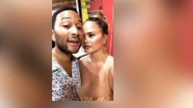 John Legend Pamer di Bali, Warganet Sibuk Komentari Dada Istrinya