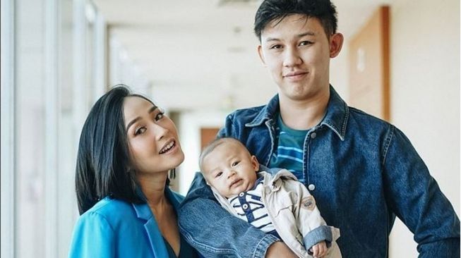 Rinni Wulandari bersama Jevin Julian dan putranya, Nord Kiano. (Instagram)