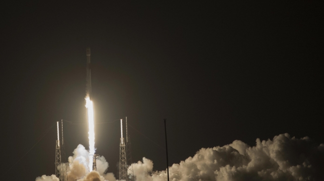 Roket Falcon 9 membawa Satelit Merah Putih pada peluncuran di Cape Canaveral, Florida, Amerika Serikat, Senin (6/8). Satelit milik PT. Telkom Tbk., itu berhasil mengudara dan akan menempati orbitnya sekitar 11 hari mendatang atau pada 18 Agustus 2018. ANTARA FOTO/Saptono