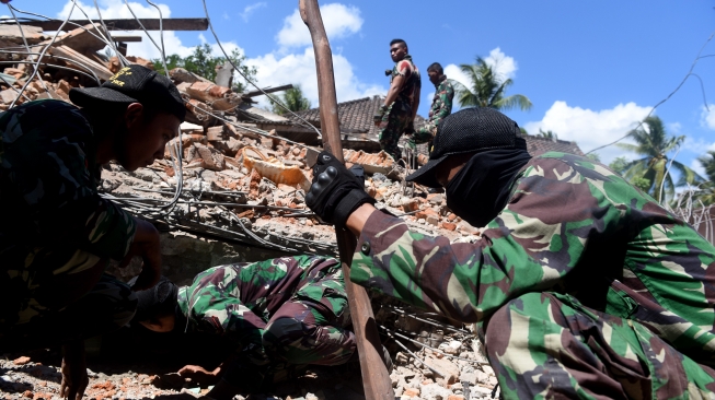 Pencarian korban gempa Lombok. (Antara)