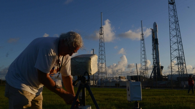 Seorang fotografer menyiapkan kameranya sebelum peluncuran Satelit Merah Putih di Cape Canaveral, Florida, Amerika Serikat, Senin (6/8). Satelit milik PT. Telkom Tbk., itu diluncurkan pada Selasa (7/8) dini hari waktu setempat. ANTARA FOTO/Saptono