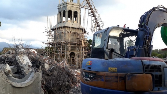 Masjid Jabar Nur, Lading-Lading, Kabupaten Lombok Utara, NTB roboh setelah diguncang gempa 7,0 SR pada, Minggu (5/8/2018) malam. [Suara.com/Welly Hidayat]