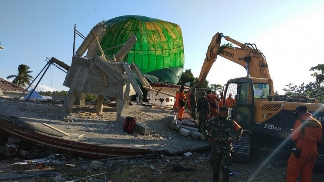 Evakuasi Mengharukan Korban Masjid Roboh Akibat Gempa Lombok