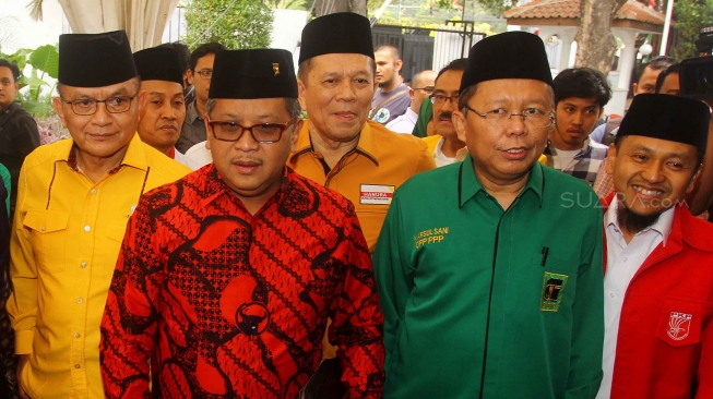 Sekjen PDI Perjuangan Hasto Kristiyanto (PDI Perjuangan), bersama Sekjen Partai Golkar Lodewijk Freiderich Paulus, Sekjen Partai Hanura Hery Lontung, Sekjen Partai PPP Arsul Sani, Sekjen Partai Solidaritas Indonesia Raja Juli Antoni berjalan masuk saat tiba di gedung Komisi Pemilihan Umum (KPU), Jalan Imam Bonjol, Jakarta, Selasa (7/8).[Suara.com/Oke Atmaja]