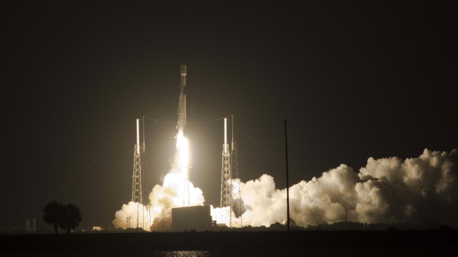 Roket Falcon 9 membawa Satelit Merah Putih pada peluncuran di Cape Canaveral, Florida, Amerika Serikat, Senin (6/8). Satelit milik PT. Telkom Tbk., itu berhasil mengudara dan akan menempati orbitnya sekitar 11 hari mendatang atau pada 18 Agustus 2018. ANTARA FOTO/Saptono