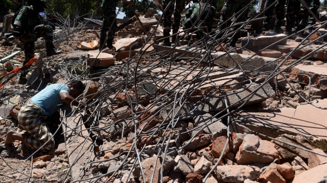 Pencarian korban gempa Lombok. (Antara)