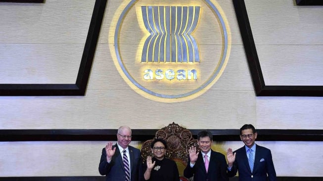 Sekjen ASEAN Dato Lim Jock Hoi (kedua kanan), Menteri Luar Negeri Retno Marsudi (kedua kiri), Chair of The ASEAN Institute for Peace and Reconciliation Governing Council Tan Hun Seng (kanan) dan Ambassador of Norway to ASEAN Morten Hoglund (kiri) melambaikan tangan saat peringatan 51 tahun ASEAN di kantor Sekretariat ASEAN, Jakarta, Rabu (8/8). ANTARA FOTO/Sigid Kurniawan
