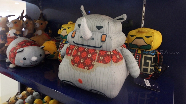 Boneka maskot Asian Games terpajang di booth merchandise Asian Games 2018 di Senayan City, Jakarta,  Rabu (8/8). Penjualan merchandise dengan harga Rp10.000 sampai Rp4.000.000 itu dapat menyukseskan perhelatan Asian Games 2018. [Suara.com/Oke Atmaja]