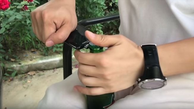 Kuat, Kamera Geser Vivo NEX Bisa Buka Tutup Botol