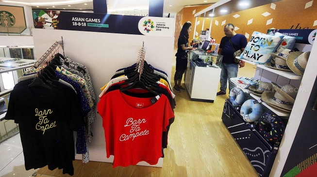 Sales promotion girl (SPG) melayani pembeli di booth merchandise Asian Games 2018 di Senayan City, Jakarta,  Rabu (8/8). Penjualan merchandise dengan harga Rp10.000 sampai Rp4.000.000 itu dapat menyukseskan perhelatan Asian Games 2018. [Suara.com/Oke Atmaja]