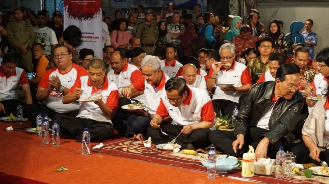 Sultan Hamengkubuwono X, Mahfud MD dan Ganjar Pranowo bertemu dalam gelaran Dhahar Kembul Tumpengan Pancasila, di Malioboro Jogjakarta, Selasa (7/8/2018), malam. [Adam Iyasa] 