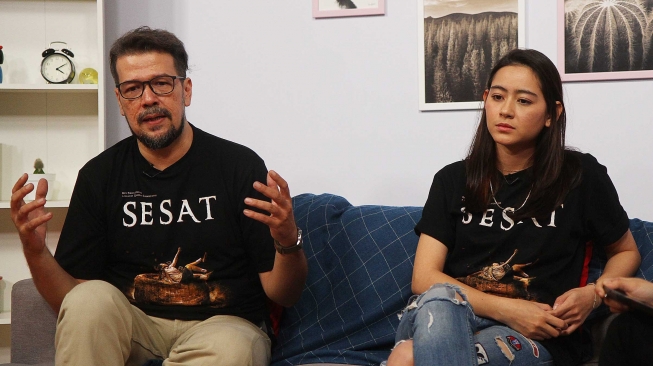 Pemeran film Sesat Laura Theux dan William Bivers berpose saat kunjungan promo filmnya di kantor Suara.com, Jakarta, Selasa (7/8) 