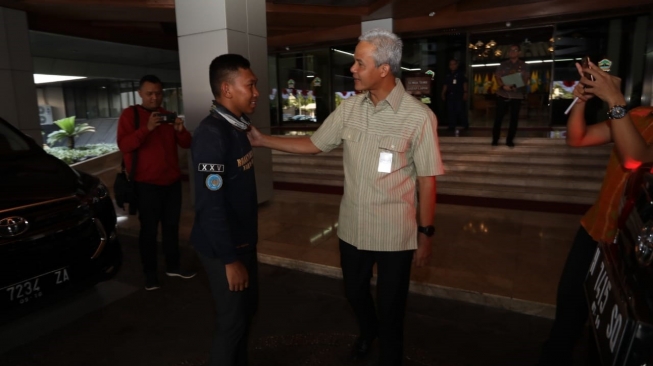 Lulusan IPDN, Beryl Pilar Kharismaldie bertemu Gubernur Jawa Tengah Ganjar Pranowo dengan mengontel sepeda dari Jatinangor ke Bojonegoro, Selasa (7/8/2018). [Suara.com/Adam Iyasa]