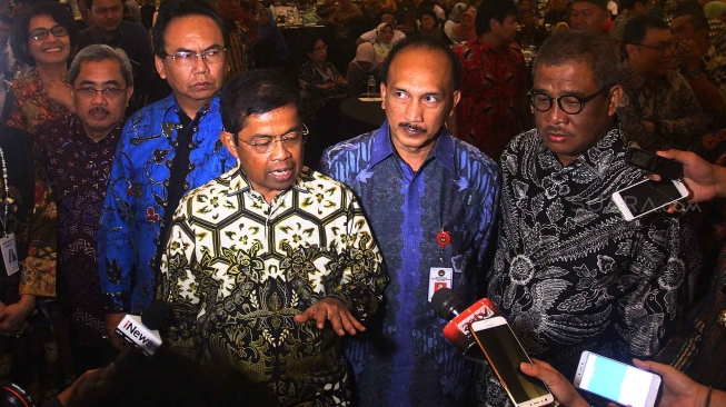 Menteri Sosial RI, Idrus Marham, saat memberikan sambutan pada rapat kordinasi percepatan penyaluran bansos PKH, BPNT dan Rasta Agustus tuntas di Jakarta, Rabu (8/8). Mensos berharap, Rakor penyaluran bansos yang juga dihadiri jajaran direksi Himbara ini ditargetkan sudah tuntas disalurkan untuk pencairan tahap 3 pada keluarga penerima manfaat (KPM) pada Agustus.[Suara.com/Oke Atmaja]