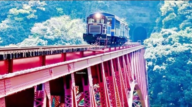 Jalur Kereta Api Ekstrim [Foto: Instagram]