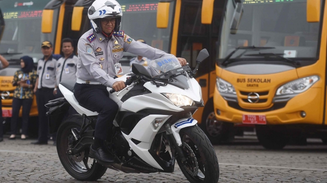 Gubernur DKI Jakarta Anies Baswedan mencoba motor operasional Dinas Perhubungan (Dishub) usai apel kesiapan sarana dan prasarana transportasi di Monas, Jakarta, Rabu (8/8). ANTARA FOTO/Akbar Nugroho Gumay