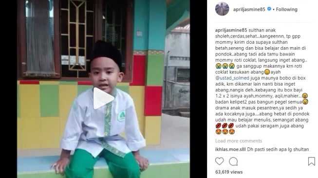 April Jasmine mengungkap kerinduannya terhadap sang anak sulung yang kini menempuh pendidikan pesantren.