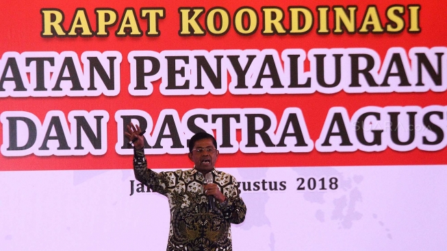 Menteri Sosial RI, Idrus Marham, saat memberikan sambutan pada rapat kordinasi percepatan penyaluran bansos PKH, BPNT dan Rasta Agustus tuntas di Jakarta, Rabu (8/8). Mensos berharap, Rakor penyaluran bansos yang juga dihadiri jajaran direksi Himbara ini ditargetkan sudah tuntas disalurkan untuk pencairan tahap 3 pada keluarga penerima manfaat (KPM) pada Agustus.[Suara.com/Oke Atmaja]